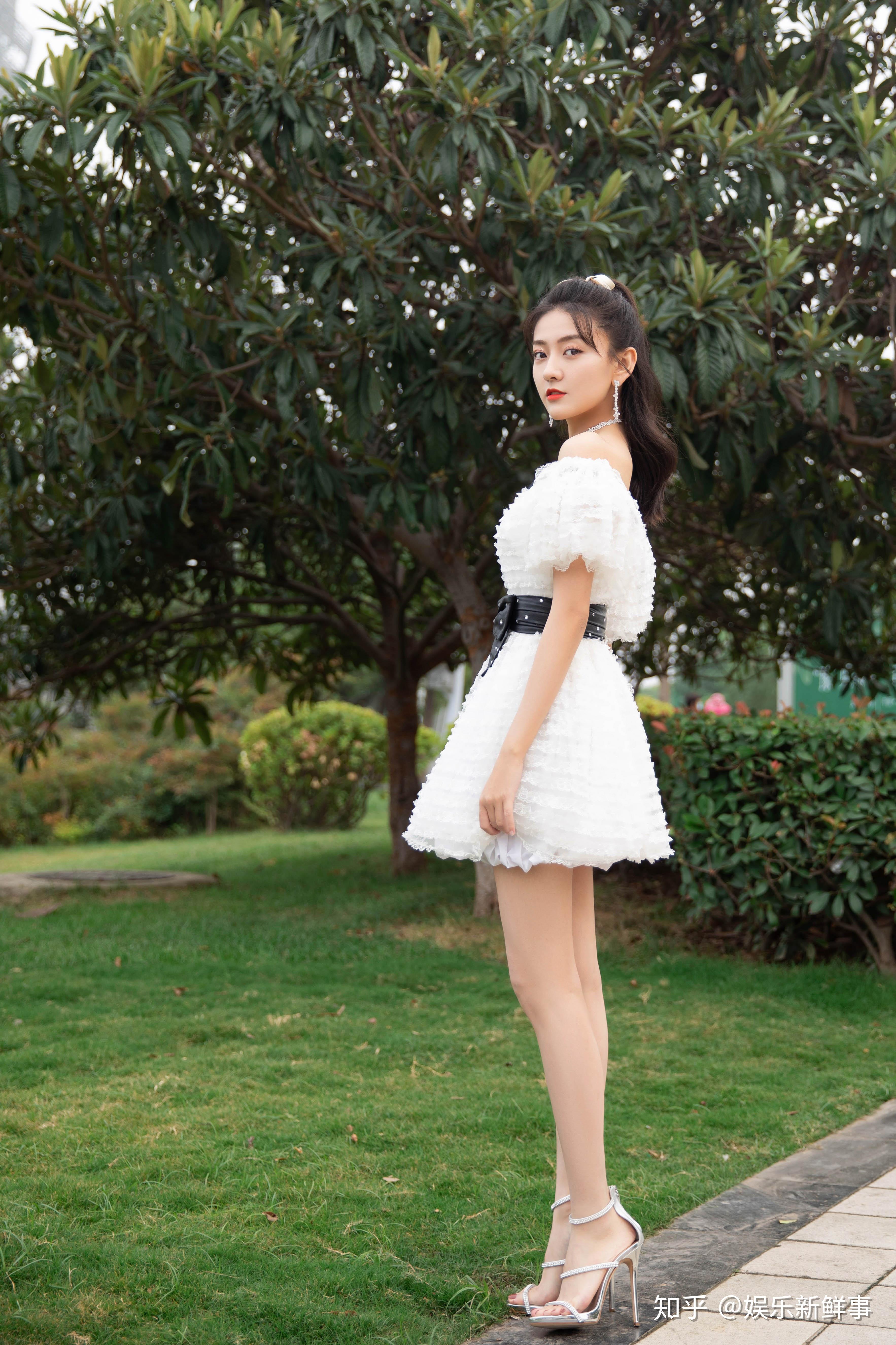 梁洁可爱风公主裙甜美亮相大众电影百花奖闭幕式