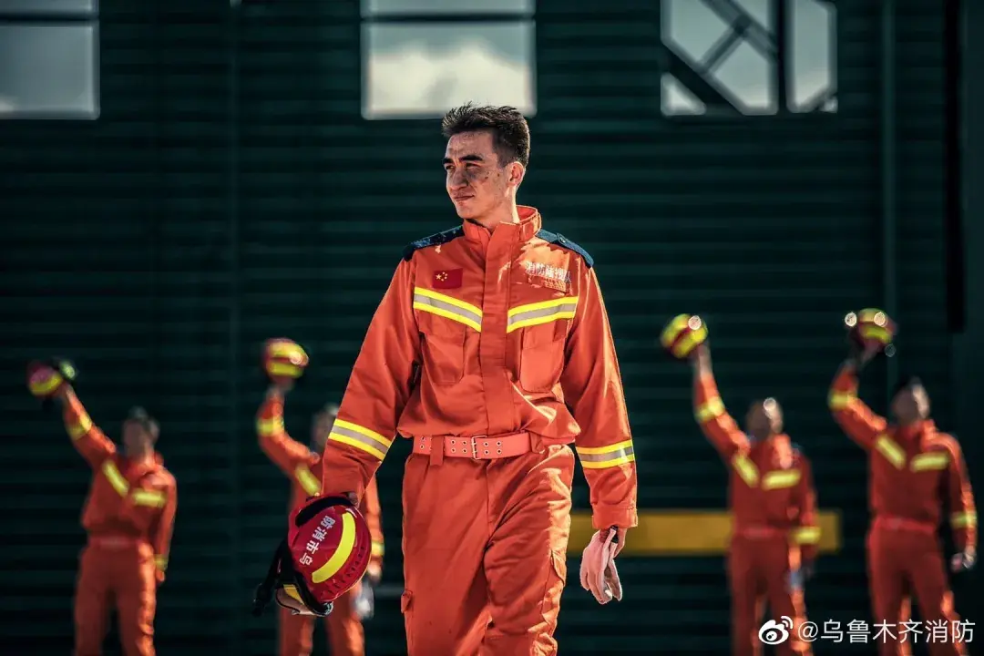 新疆最帅消防员爆红撞脸彭于晏八块腹肌小狼狗哥哥我的心里着火了