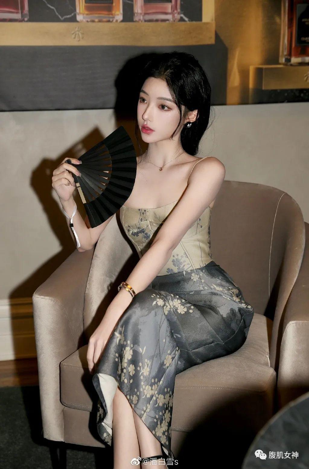 一枚妥妥的95后,来自上海,vb:@潘白雪s,现在介绍给大家.