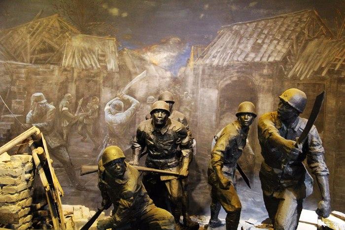 一副油画,刻画出英勇抗敌的战士们沙场浴血奋战的场面.