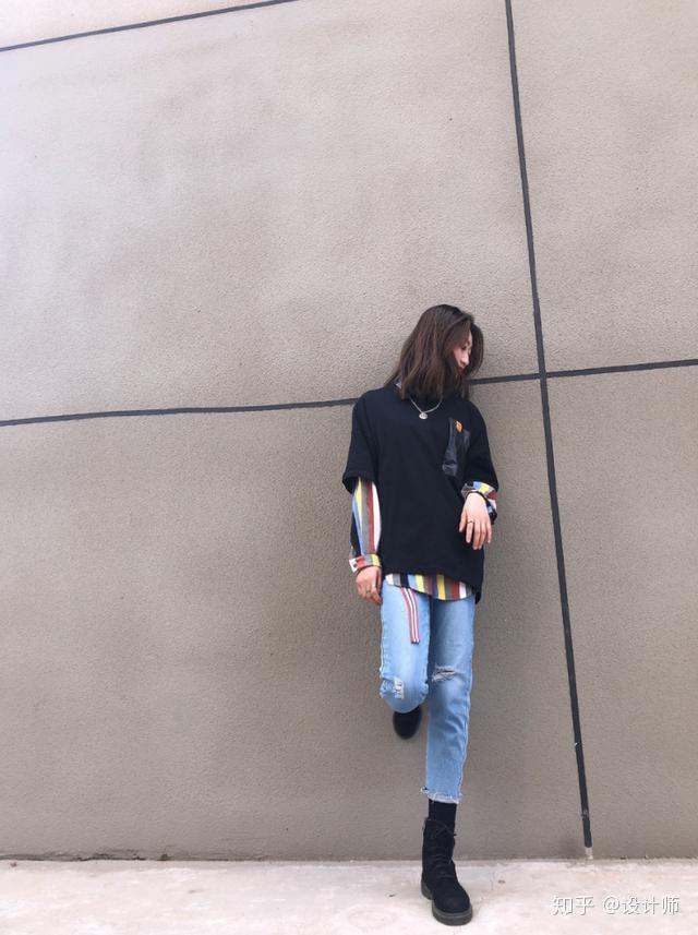 姿势,低角度的拍摄,可以让你看起来又高又瘦哦,特别是拍全身照的时候