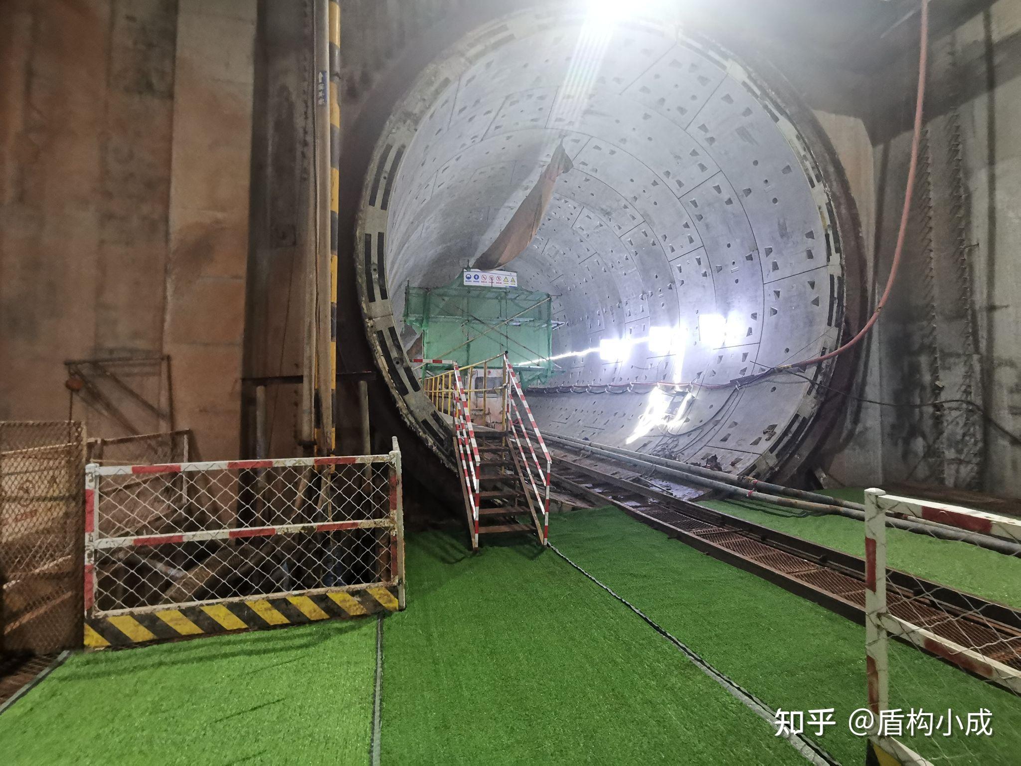 吊土井口冲洗:冲洗完成后有渗漏先烤干然后补浆处理:隧道清理完成后对