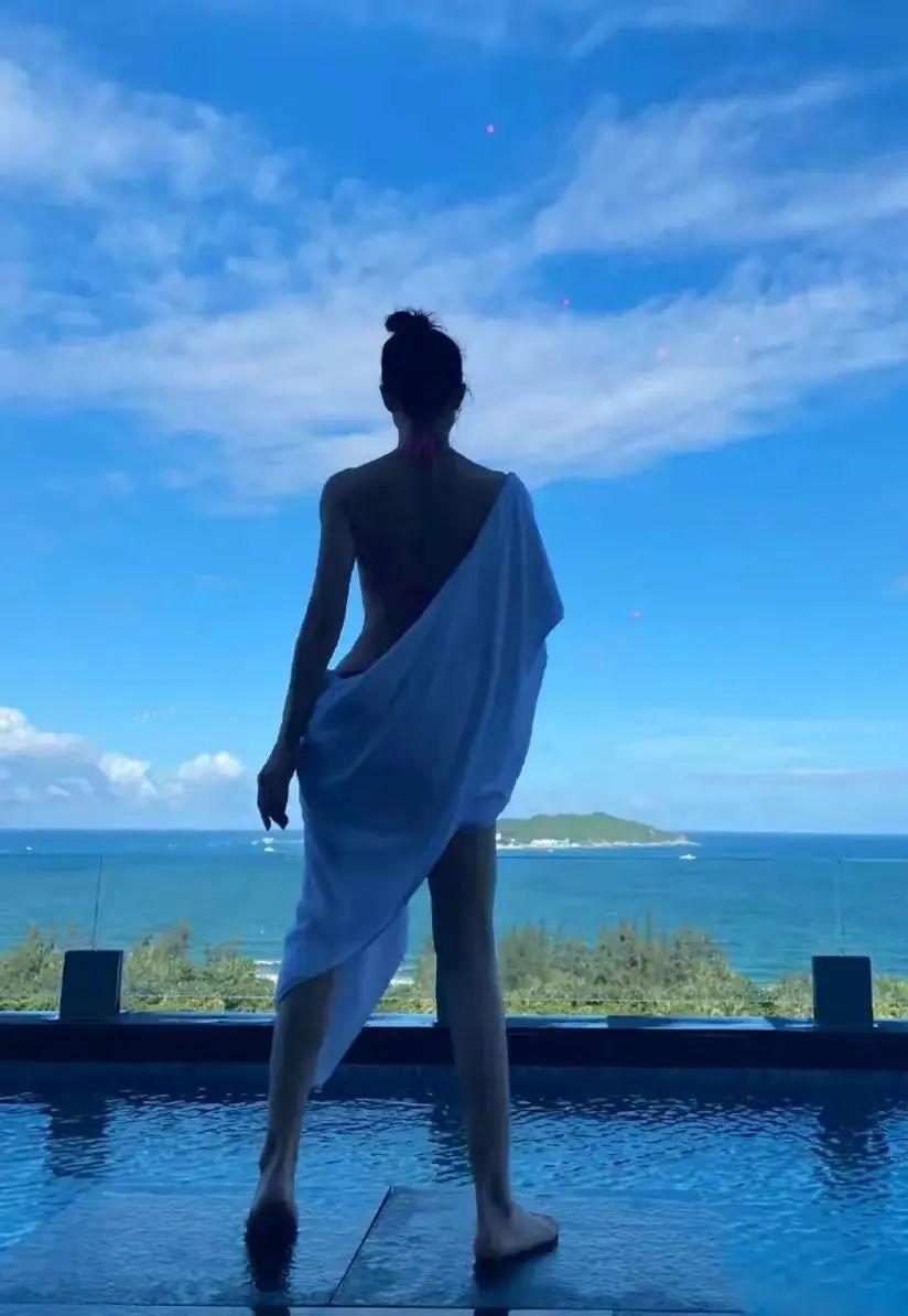 48岁李玟p图过分似28!穿沙滩照身材绝绝子脸却好僵,腋下没眼看