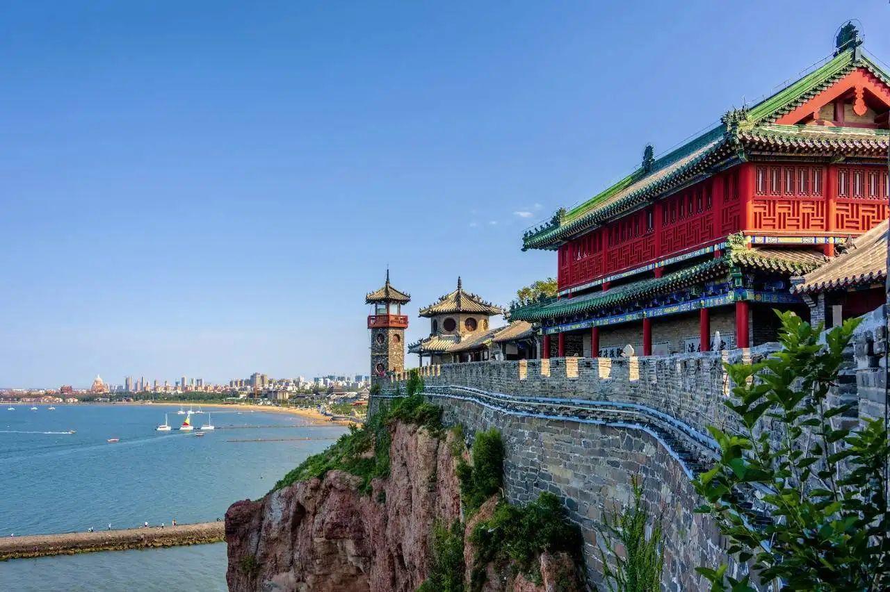 旅游攻略:推荐景点1:蓬莱水城,为我国最早的古代军港之一,负山控海,修