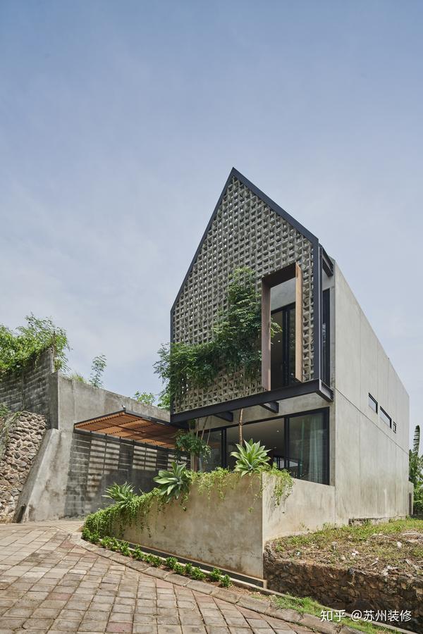 180㎡的自建房客厅铺水泥地砖树枝穿墙而过太有创意了