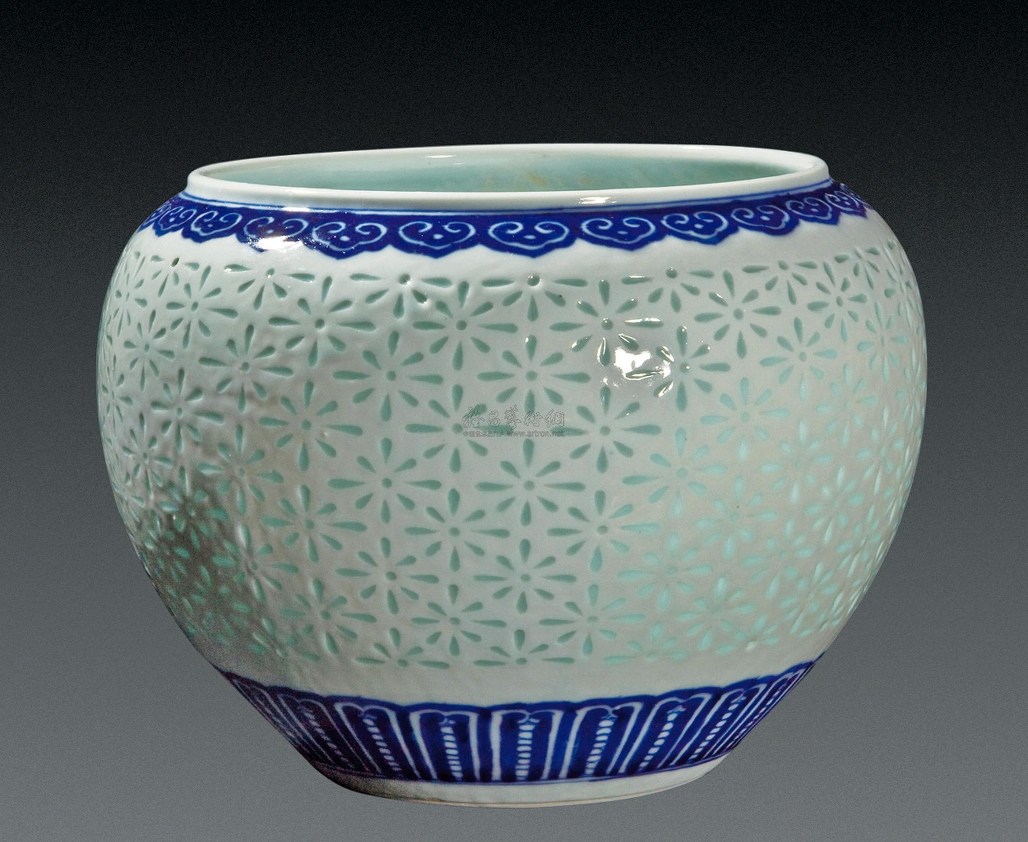 清朝霁红釉瓷碗，1644-1911年，碗底印有大清咸丰年制