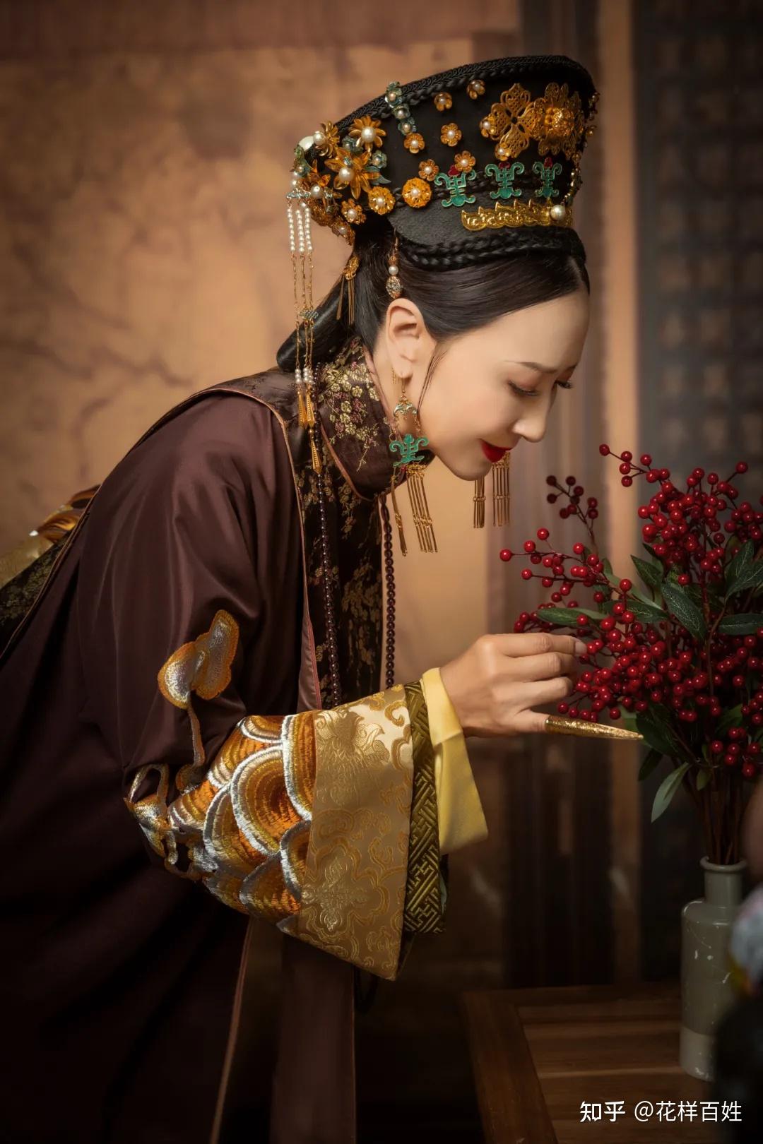 花样百姓访谈录:经历癌症抑郁,65岁惊艳T台:这才是退休后最好的生活状态(上海花百样网络科技有限公司)