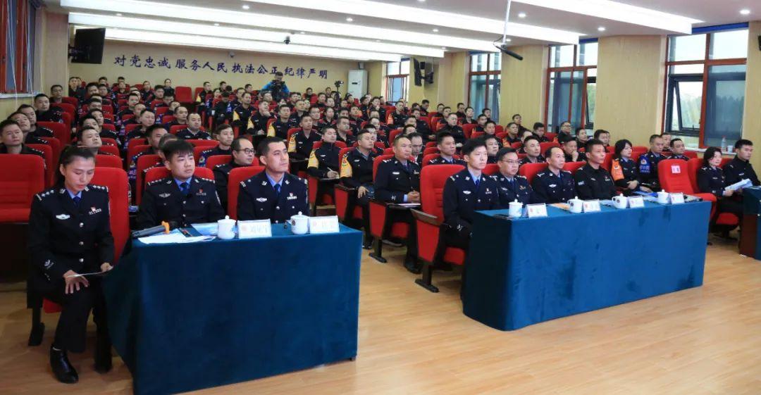 长沙市人民警察学校举行 "争当三能民警61公安典型面对面"交流