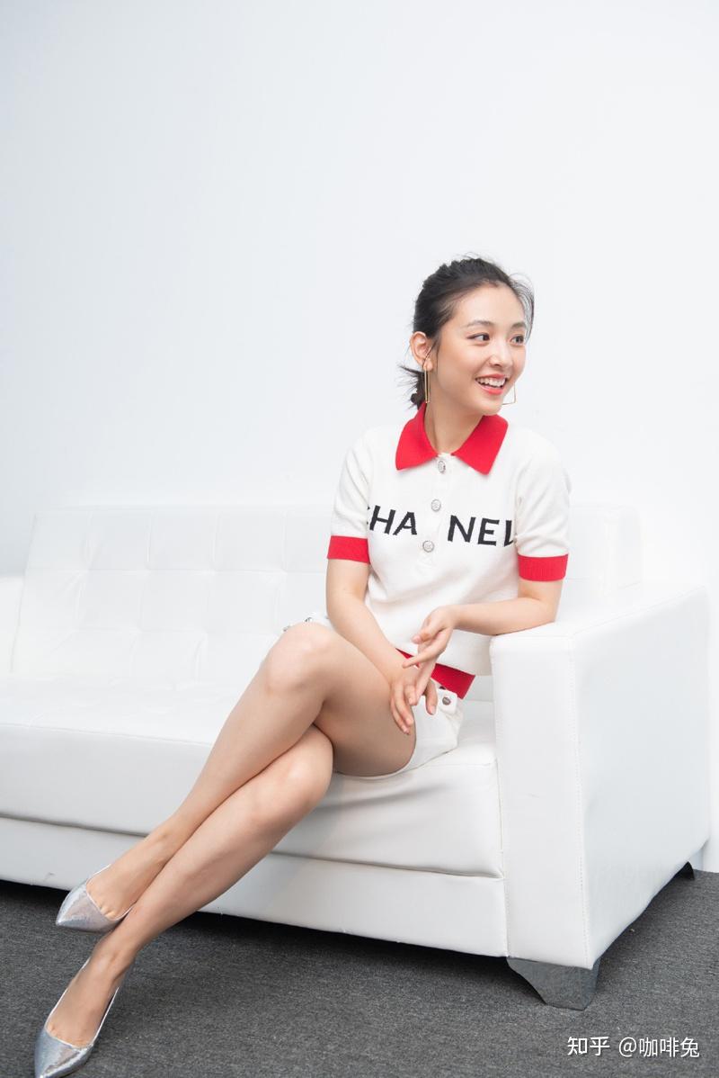 吴倩的时尚潮流时刻满满的全是当代少女的气息尽显阳光姿态