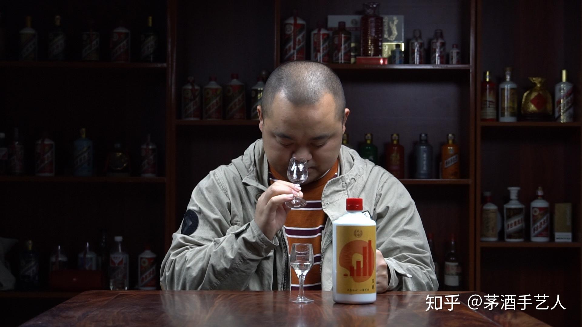 茅酒守艺人品酒老茅台调出的众亲陈酿