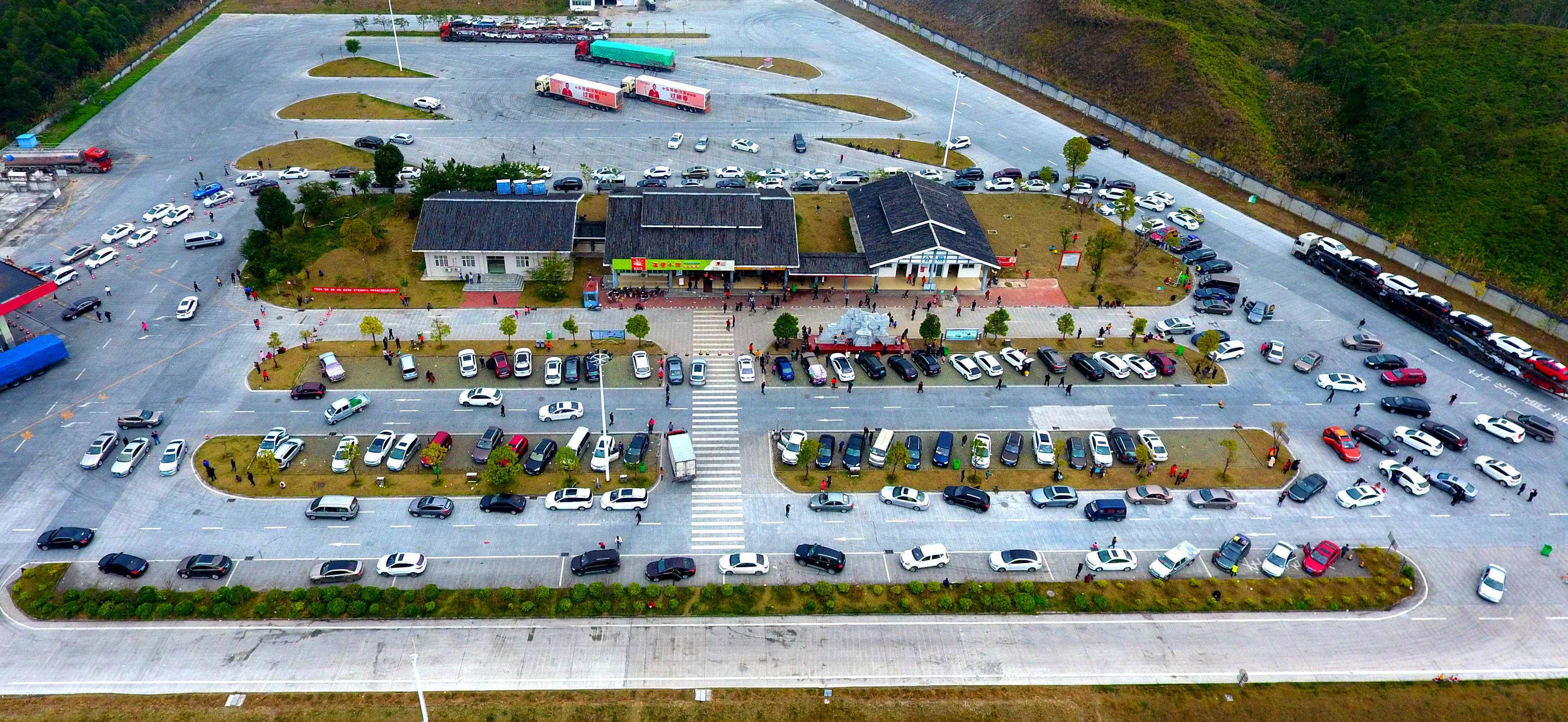 g75兰海高速公路,贵阳往河池方向侧岭服务区,因施工暂时封闭