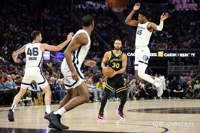 科尔盛赞追梦格林,他就是NBA最强中锋,最喜欢他凶狠的防守。你觉得格林是“脏”还是“最强硬防守”? - 知乎