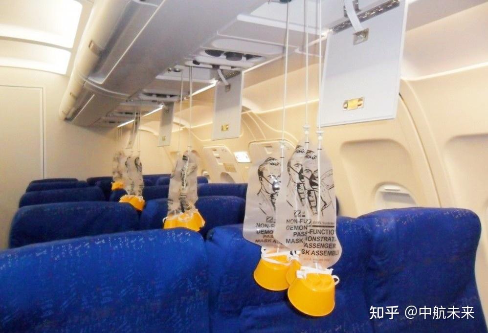 在飛機上,駕駛艙門和其他飛機艙門都是僅供機組人員使用,不要好奇去開