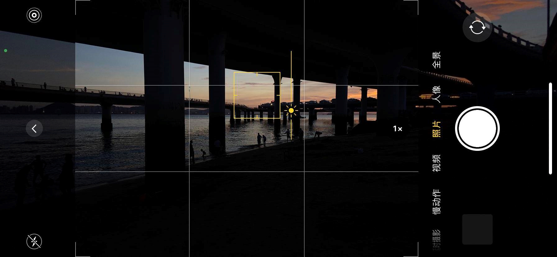 对焦与曝光的调整,在手机上的操作简单直观,点击,滑动,长按,总共三个