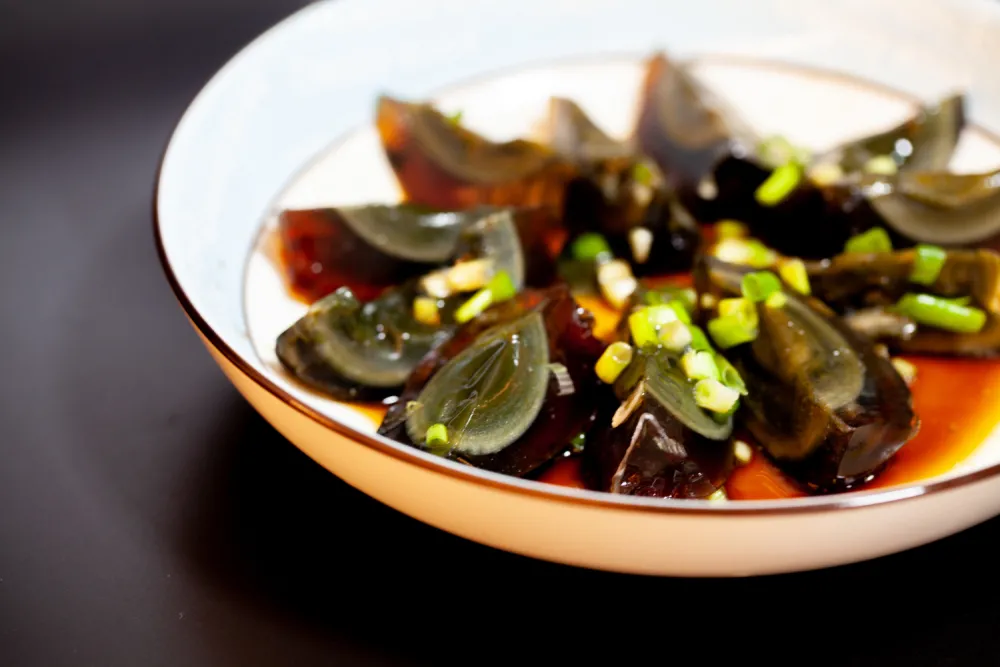 热剧《赘婿》里皮蛋抢镜,皮蛋是既不安全又不营养的"黑暗料理"吗?