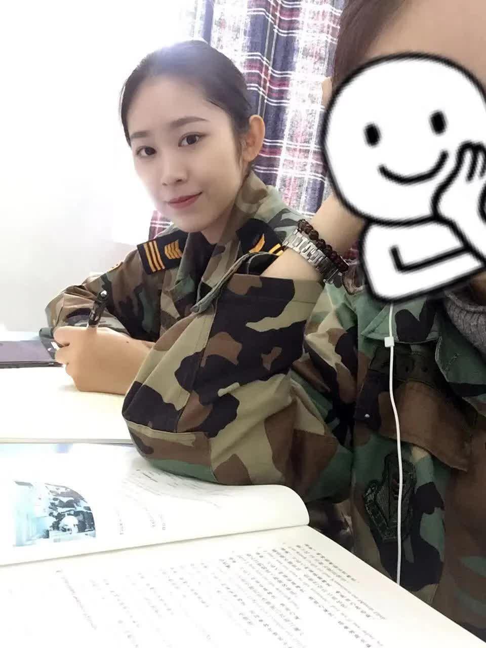 中国南方航空空姐李涵四年飞行在平安起落之中我热情不减