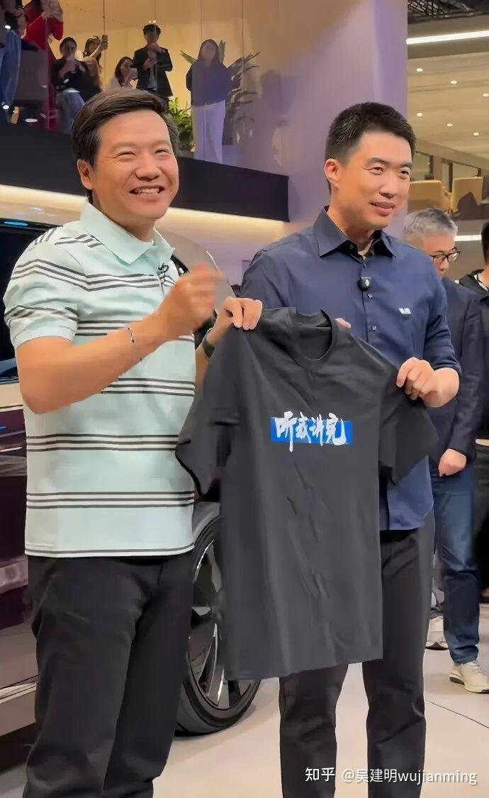 雷军车展整活出圈!送上趣味定制T恤,李想李斌何小鹏全员接梗