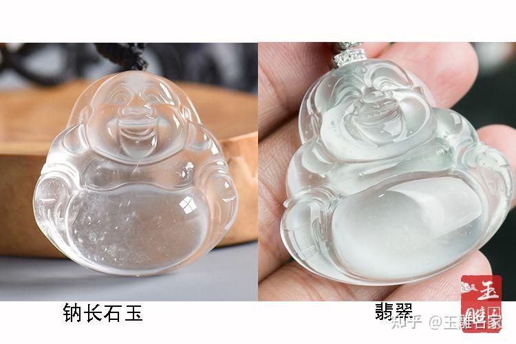 上图中的是翡翠冰种和钠长石玉,左边的是钠长石玉,右边的是翡翠,看