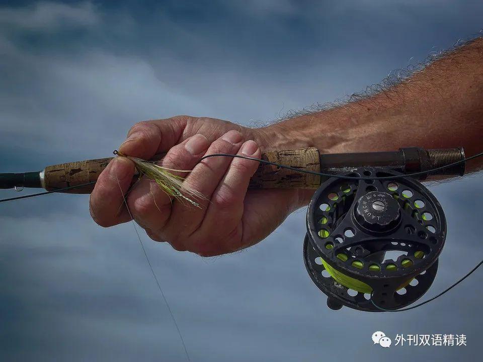 现在他可以让钓索滑过手指now he could let it run through his