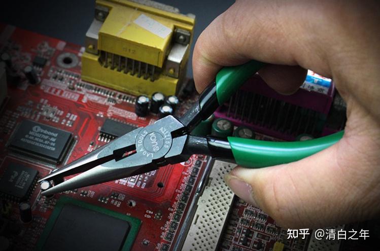 这一款老a的迷你钳子,可选择尖嘴钳,尖嘴钳的用途比较光一点,尤其是家