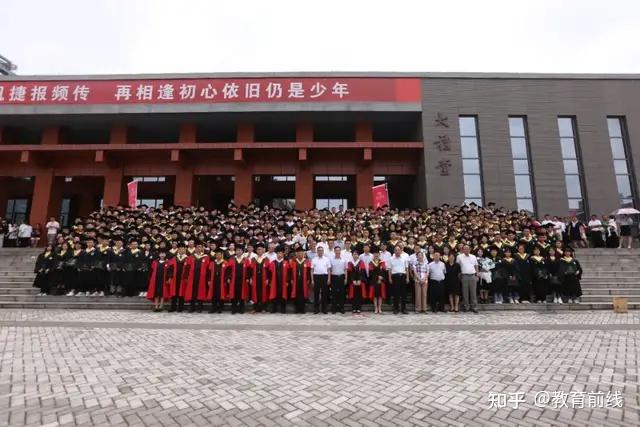 为学校创建作出贡献的离退休老专家,茅台学院全体教职员工,2021届全体