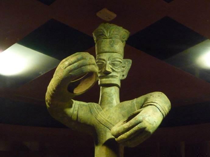 【三星堆】神秘文物探源(2)青铜大立人像拿的是什么,神树与祭坛解析