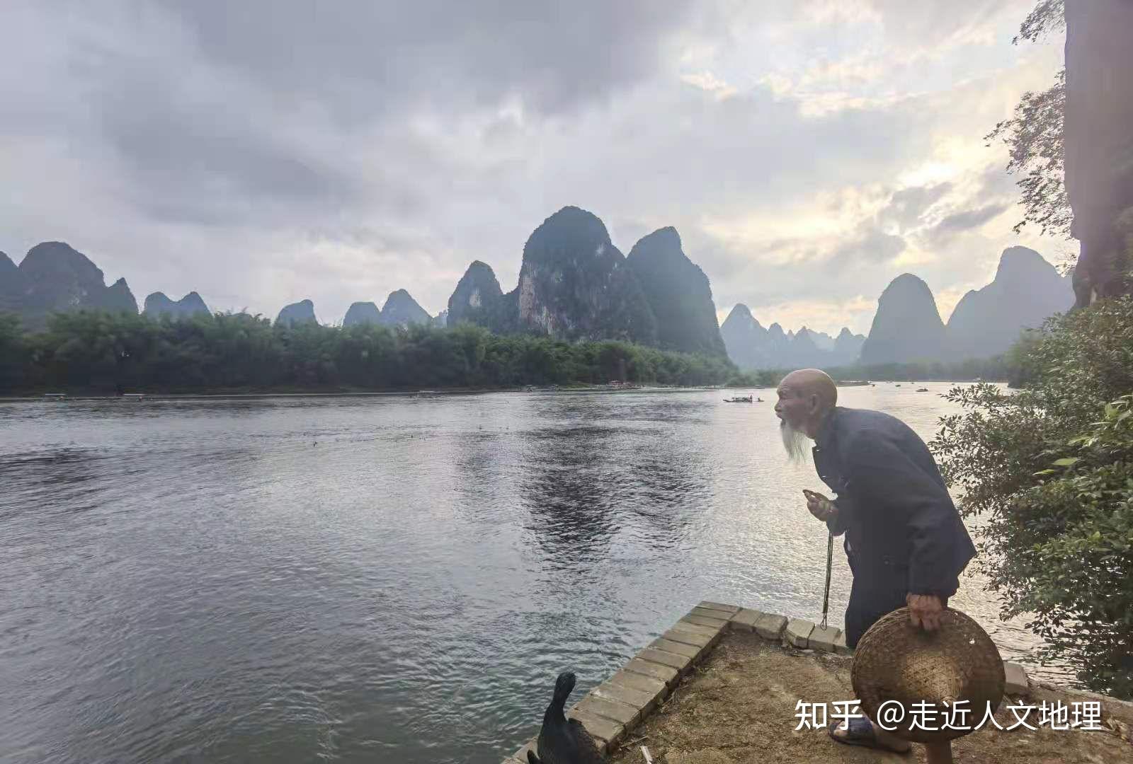 漁翁攜伴順江流少年竹筏翩翩來呼兒駕舟載他遊遠眺水面百米外駝背羊髯