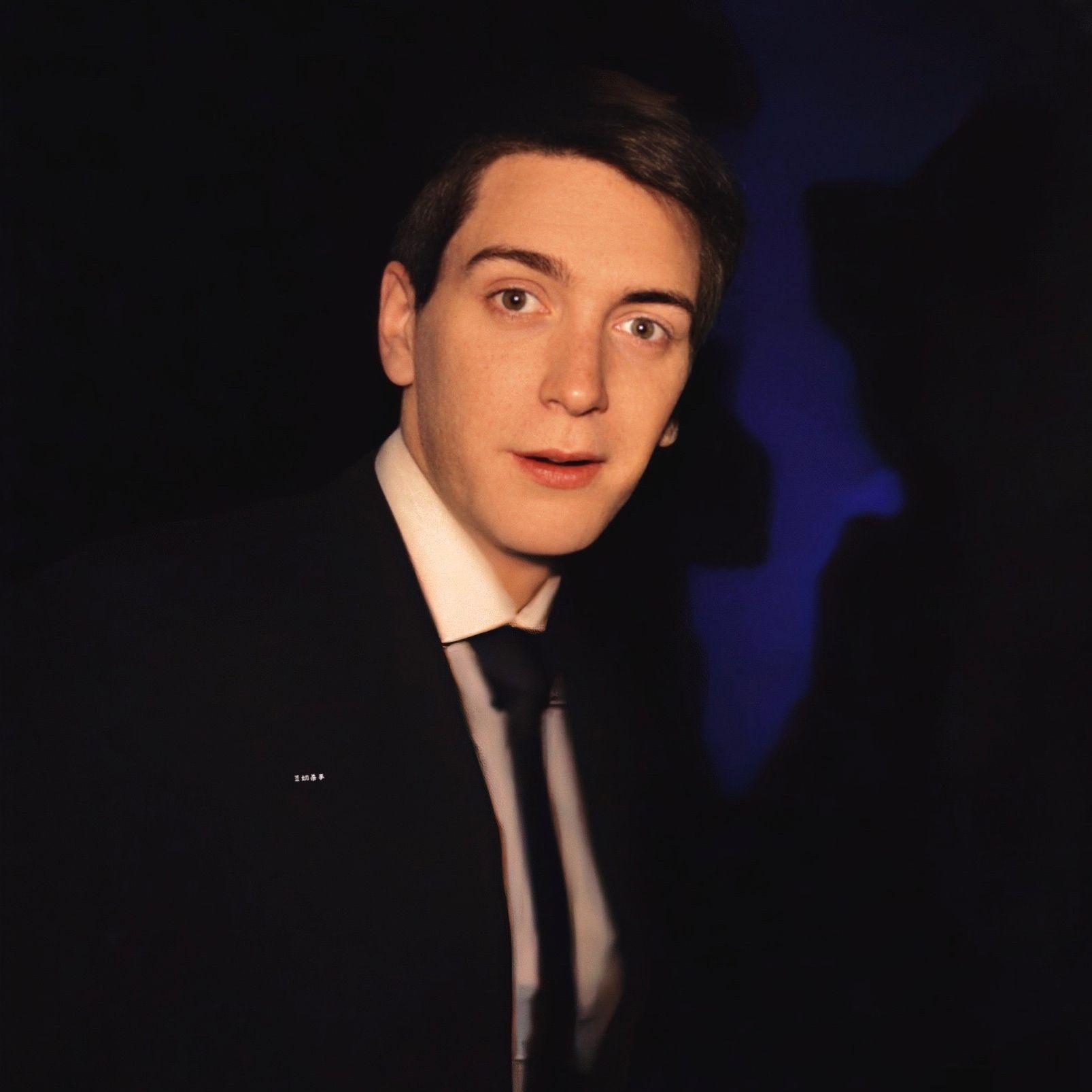 请问有人有韦斯莱双子弗雷德韦斯莱乔治韦斯莱的照片吗特别帅的那种