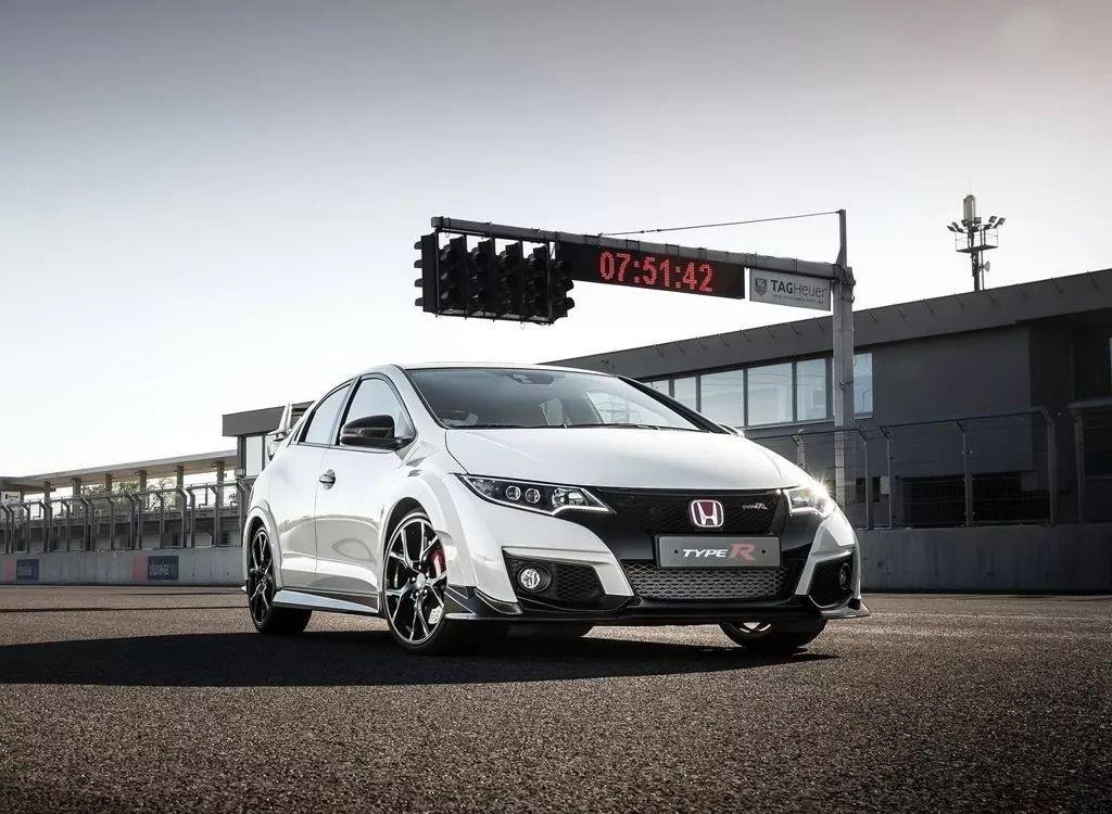 一是《头文字d》中庄司慎吾驾驶思域eg6与藤原拓海的"死亡胶布"比赛