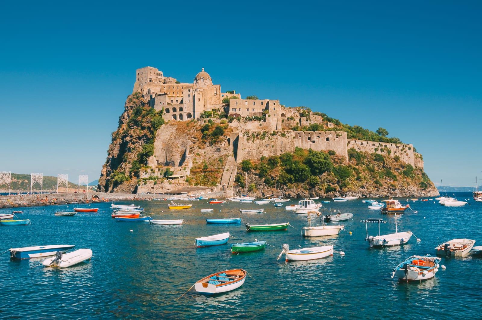 意大利的普罗奇达海岛 库存照片. 图片 包括有 房子, 海运, 五颜六色, 黄色, 全景, 本质, 布哈拉 - 135944104