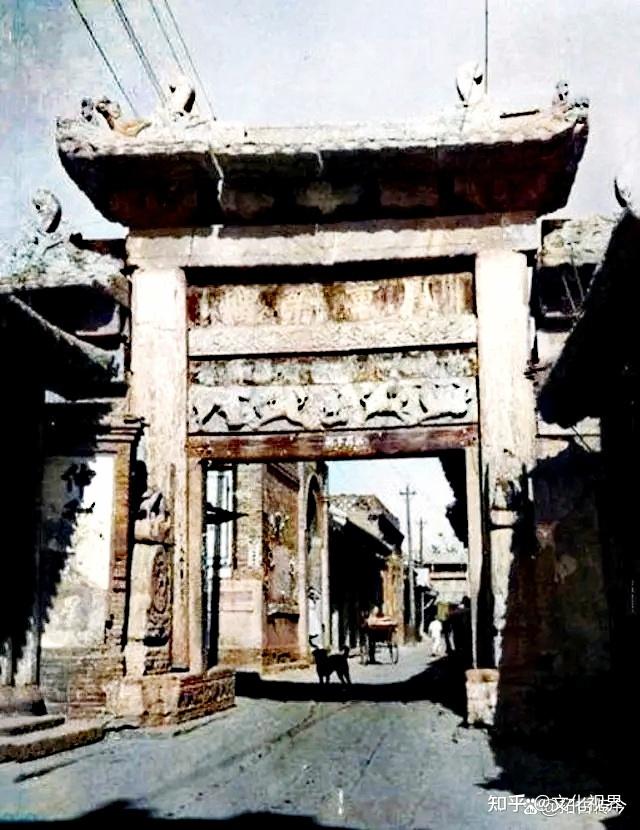 这是1942年的泰安一处城楼和古城墙,城墙边上是一条登城楼的坡道.