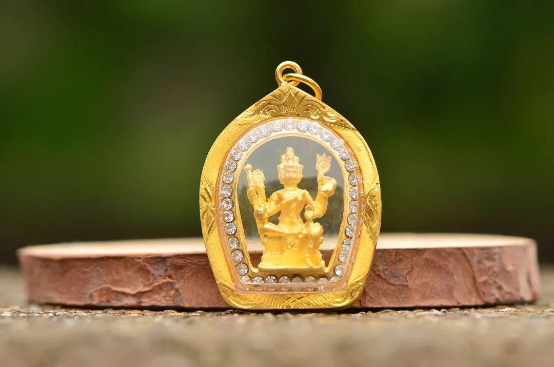 在泰国很多地方都能买到佛牌,但问题就是:我们很难清楚地分辨出阴牌和