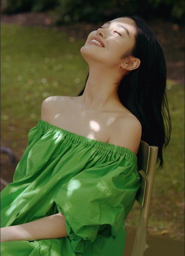 当然,也并不是讲深色系就不能穿或不显白,只是相对比较起来,深绿色更