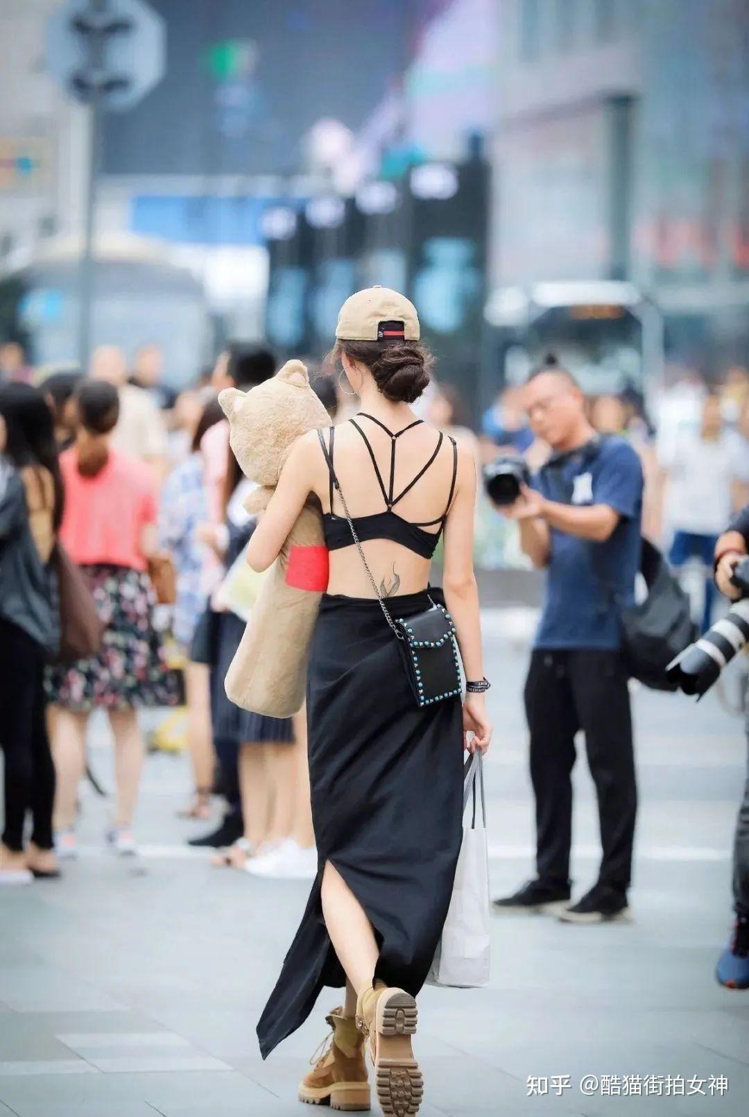 街拍女神黑色长裙露背装的时尚女生