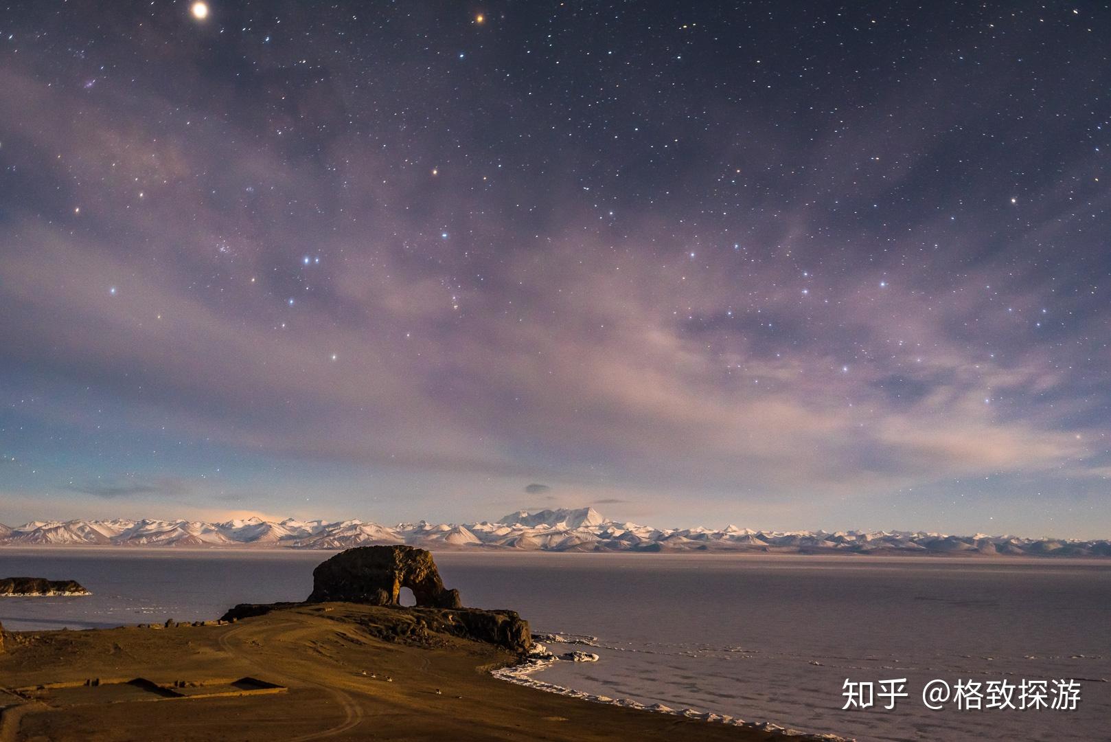 的星空還掩在一絲絲雲彩後面月光把聖象天門和雪山聖湖照耀的宛若白天