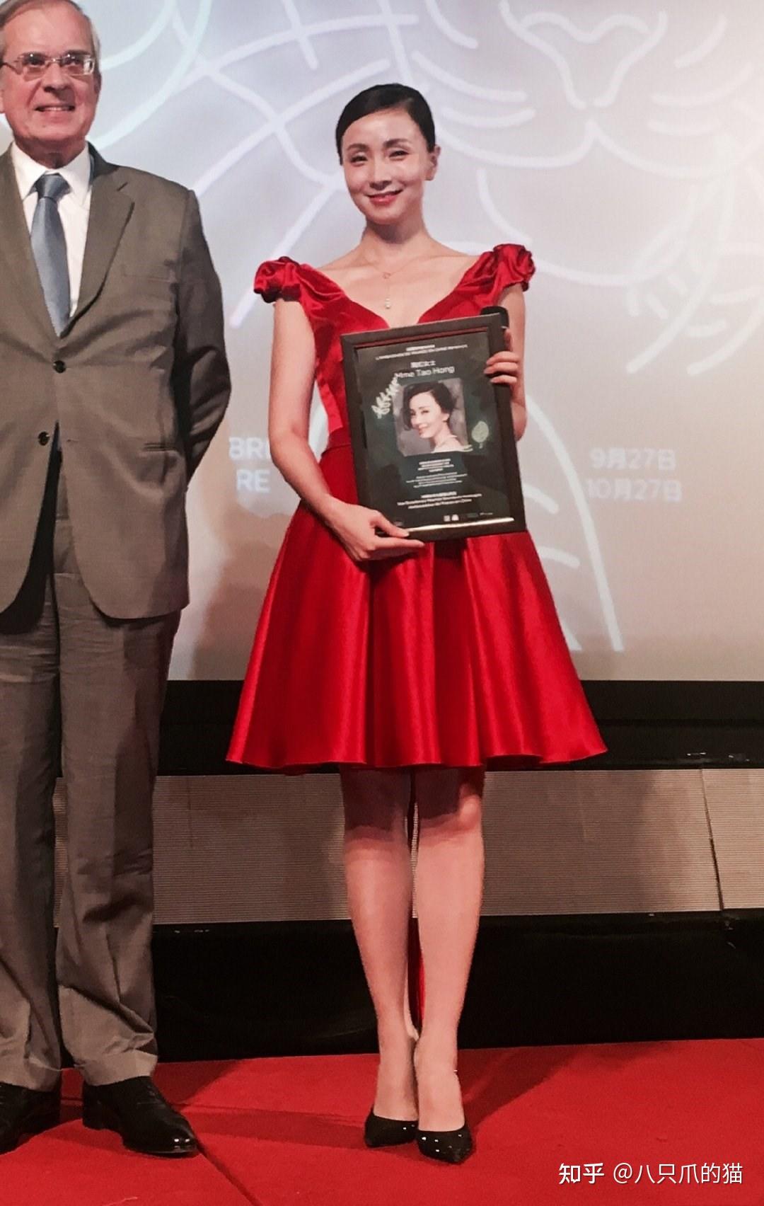 *设计上:小陶虹年近半百穿红色短裙,看着俏皮似邻家妹妹,露出纤细的