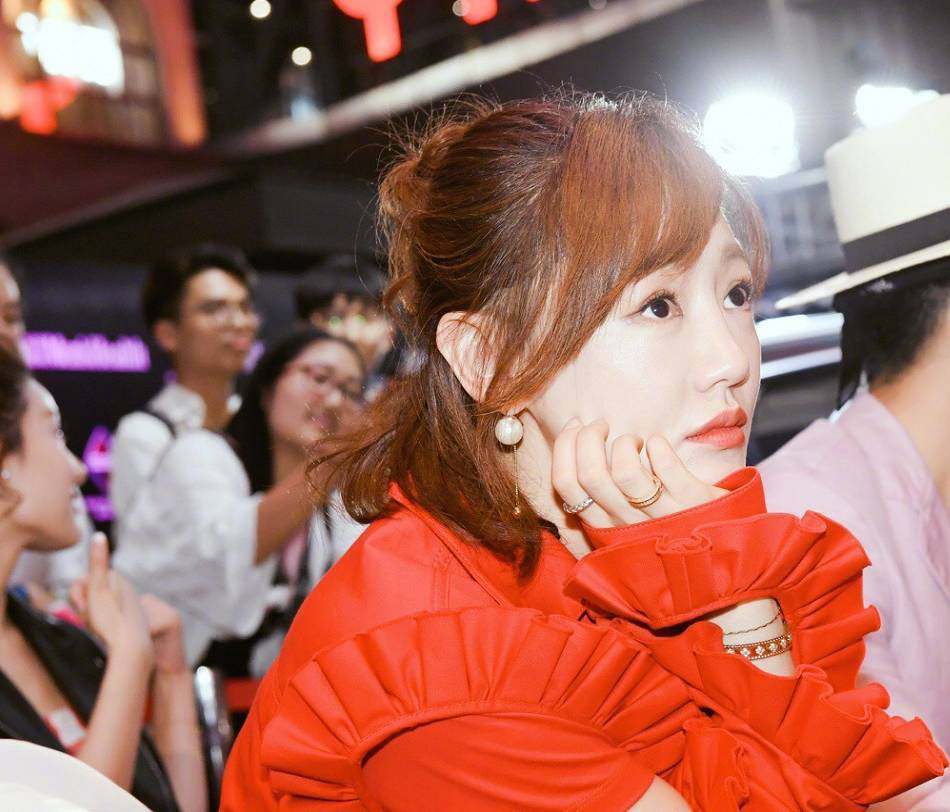 43岁的哈妹薛佳凝无戏可拍遁入空门