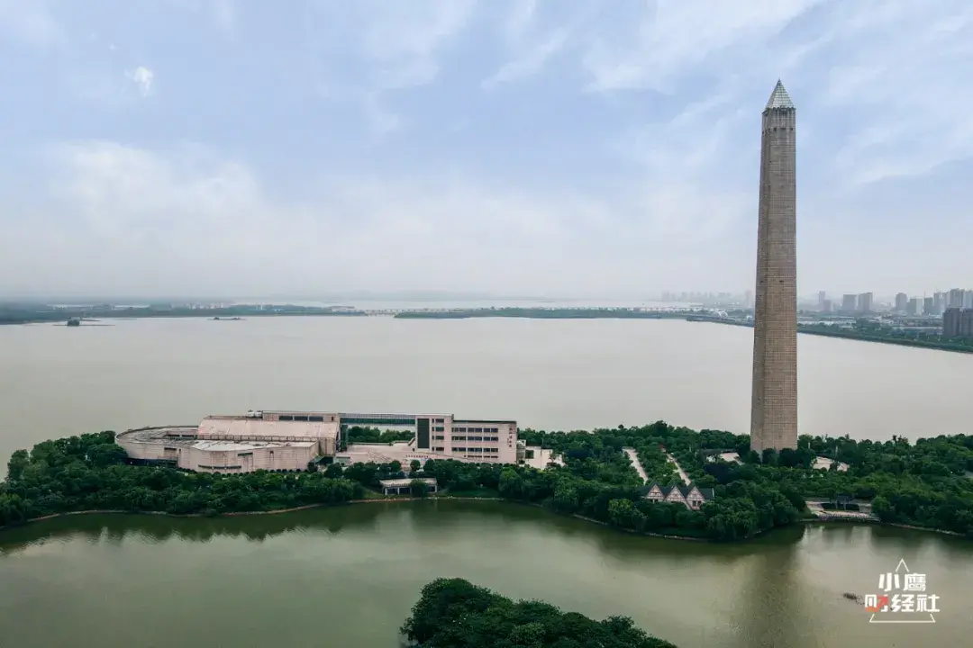 据史书记载,古代曾有蚌江,乌江,嘉靡江等九条江水汇流于此,因此,从