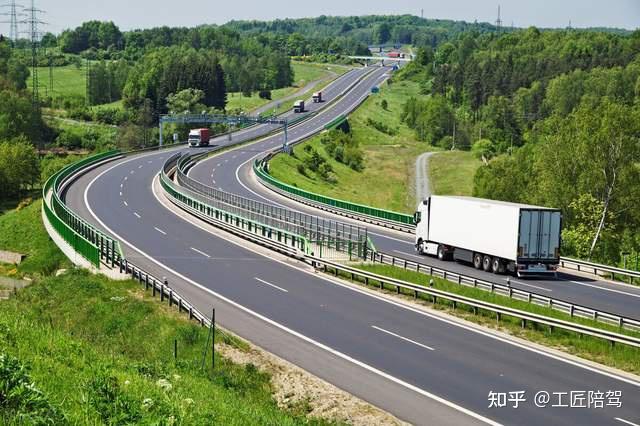 汽车转弯有技巧安全驾车少不了