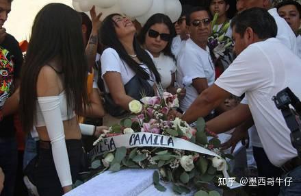家人悲痛欲绝,民众义愤填膺参考链接墨西哥牛仔:墨西哥塔斯科市女孩被