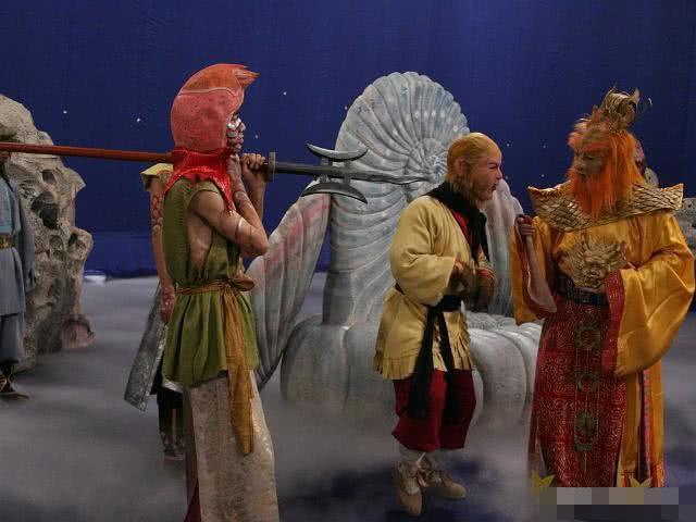 《西游记》的龙宫在水底拍的?看到花絮,不得不佩服当时杨导的创意!!! 