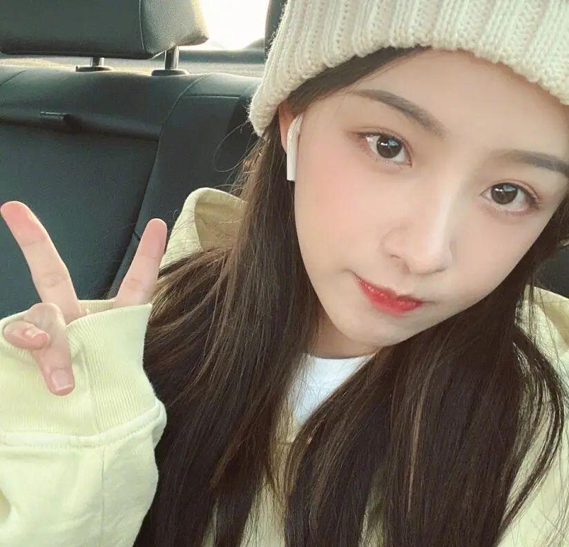 的,当时冯提莫拥有2000w多万粉丝去转型,依旧在综艺节目中被"摸大腿"