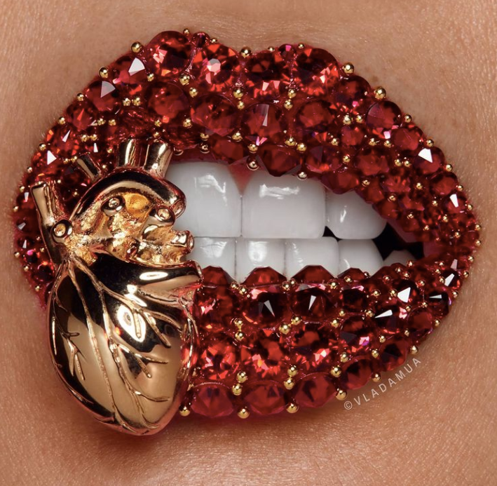 特殊的嘴唇艺术女孩把嘴唇像美甲一样装饰贴满钻石和亮片