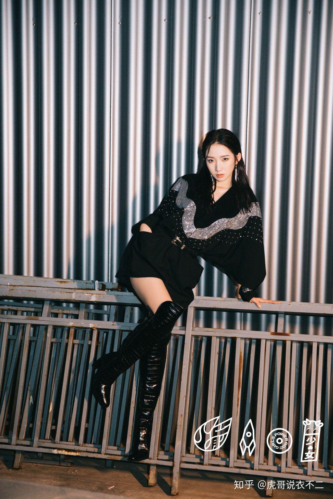 67孟美岐深夜营业黑发黑衣黑靴非常带感网友越来越像戚薇了