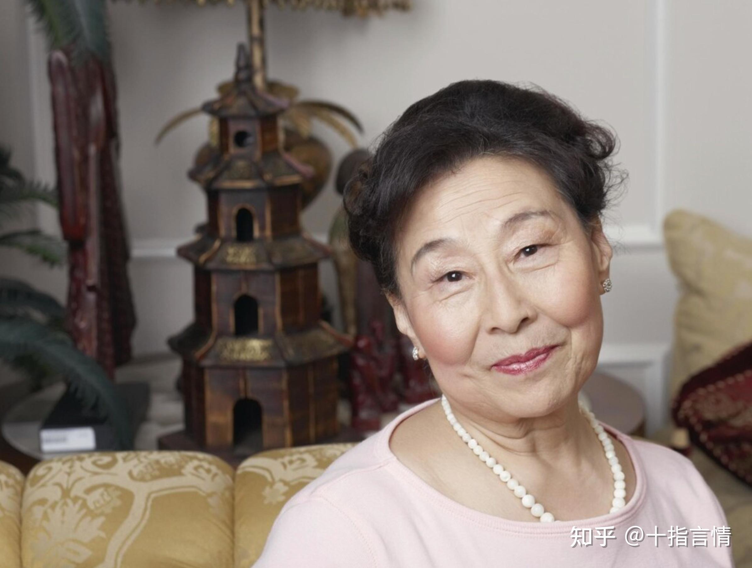 64岁大妈请男保姆过日子每月花费近万元直言我只图两样东西