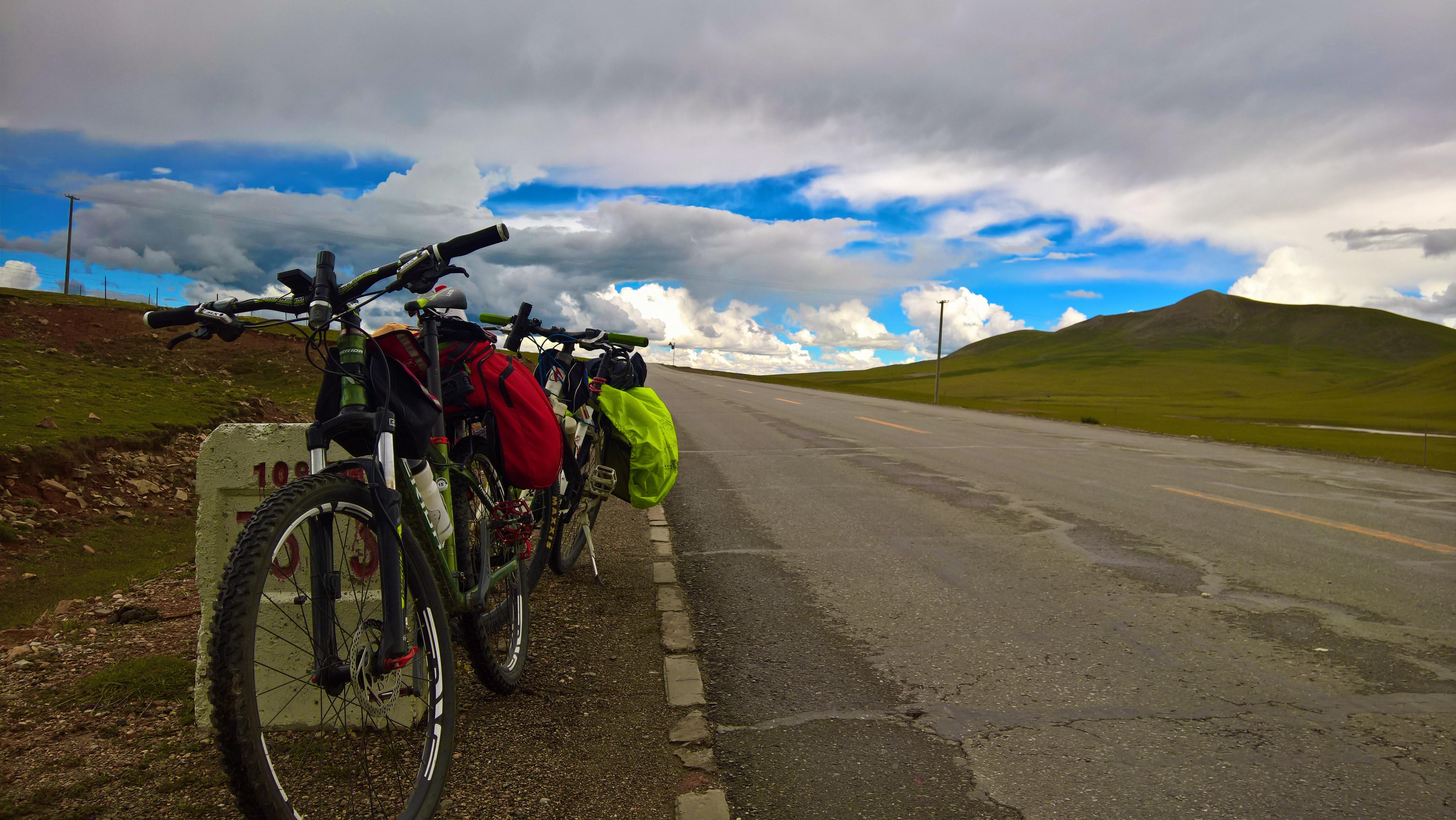青藏线更适合徒步还是骑行?