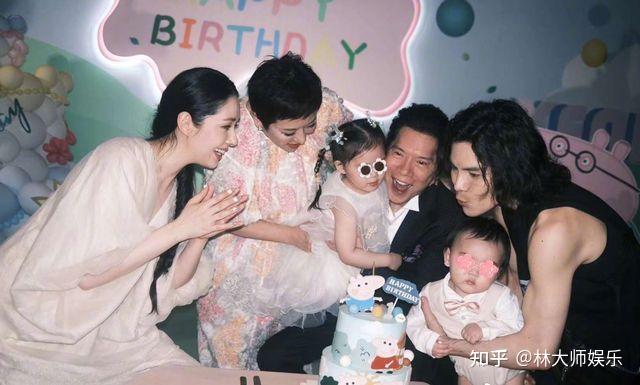向太夫妻带孙女去游乐场！向华强和保姆聊孙女趣事，向芷身高优越 - 知乎