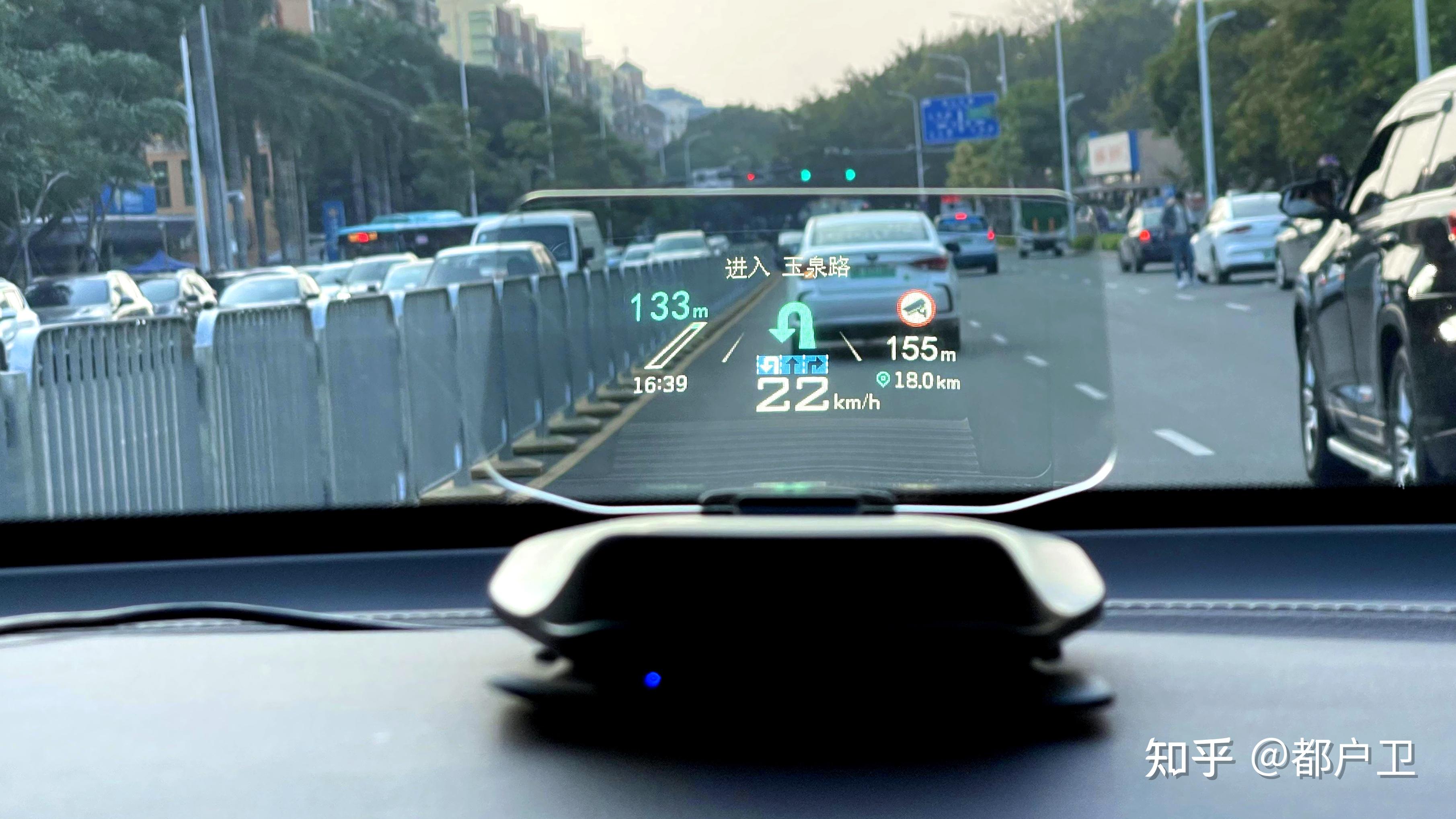 上路实测极具性价比hud抬头显示器都户卫hud引领后装车载抬头显示器新