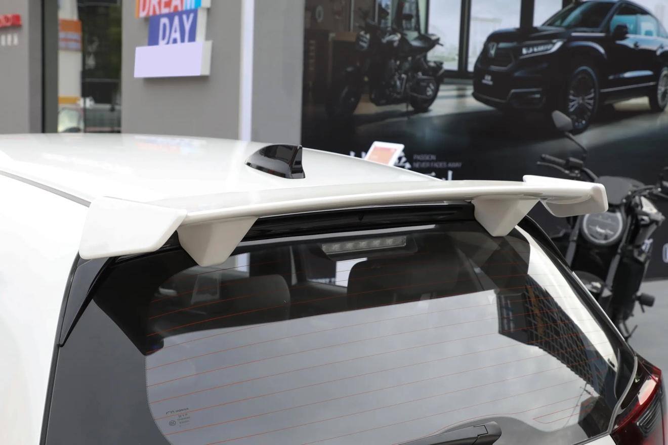 空调控制等功能依旧保留物理按键操作,并在车内增加無限mugen版专属