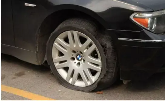 汽车轮胎被钉子扎了拔出来还是不拔